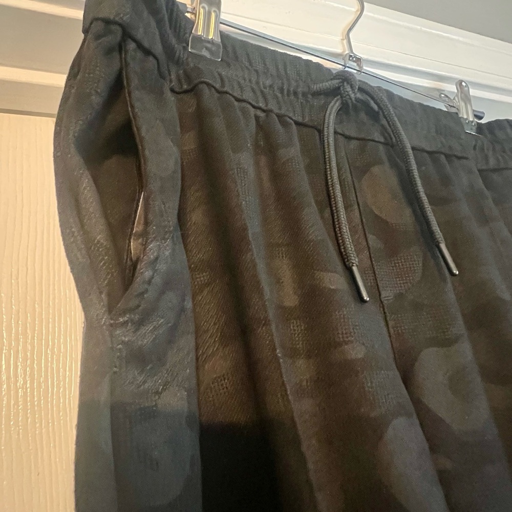 Liverpool Black Ankle Pants - Picture 2 of 5